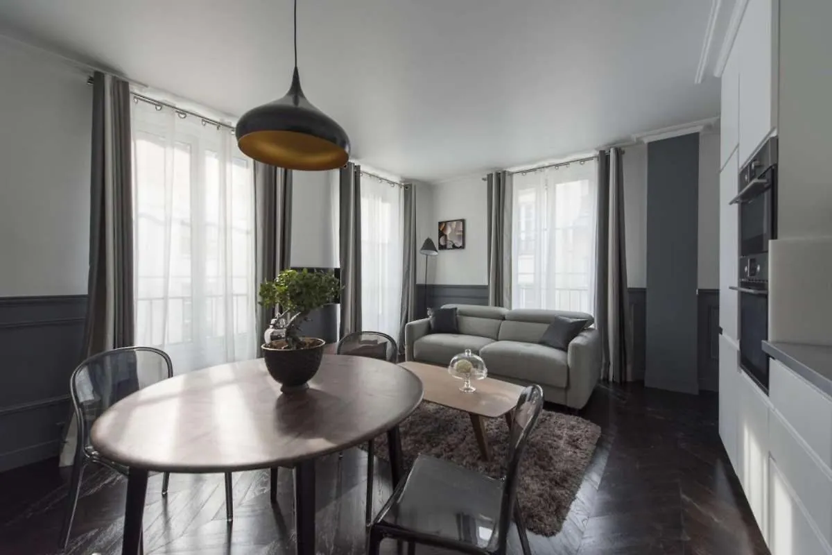 Black Pearl Paris Apartment